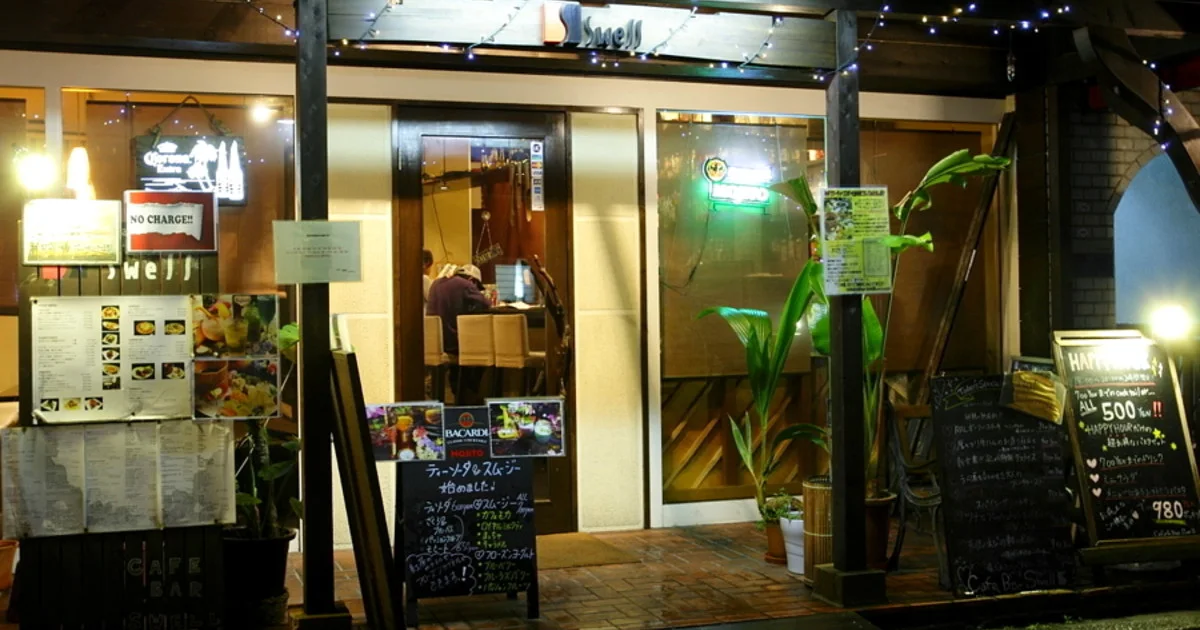 夜のCafe & Bar Swellの外観