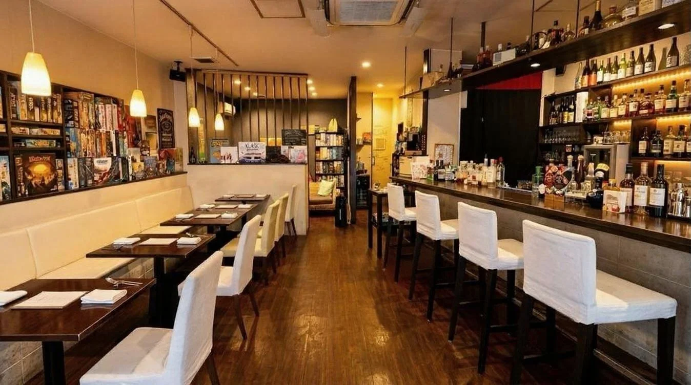 テーブル席とカウンター席が並ぶSwellの店内