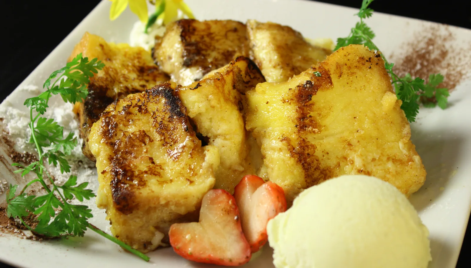 焼き目のついたトーストにアイスといちごを添えたSwellのスイーツ
